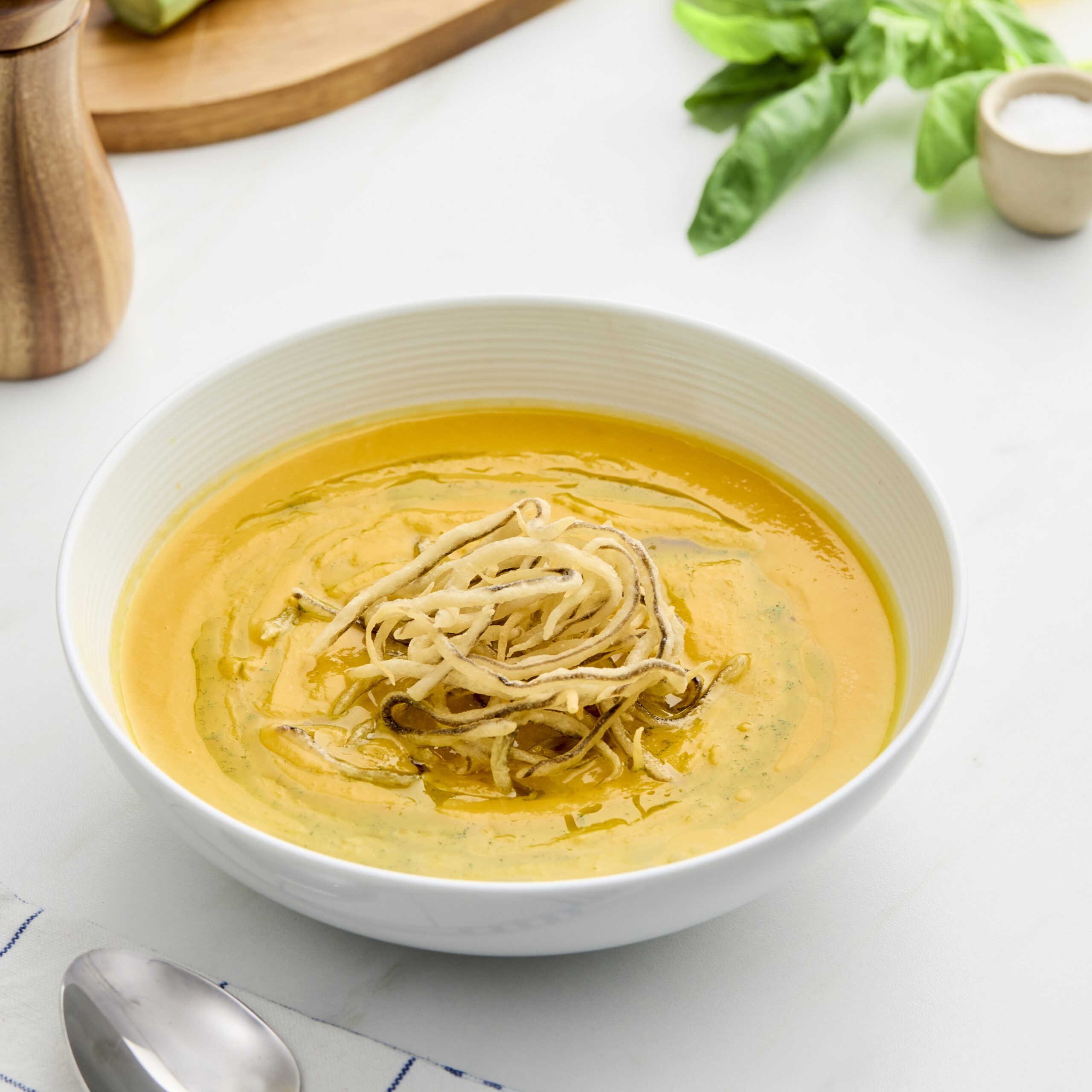 Crema de calabaza con anguriñas crujientes y aceite de albahaca