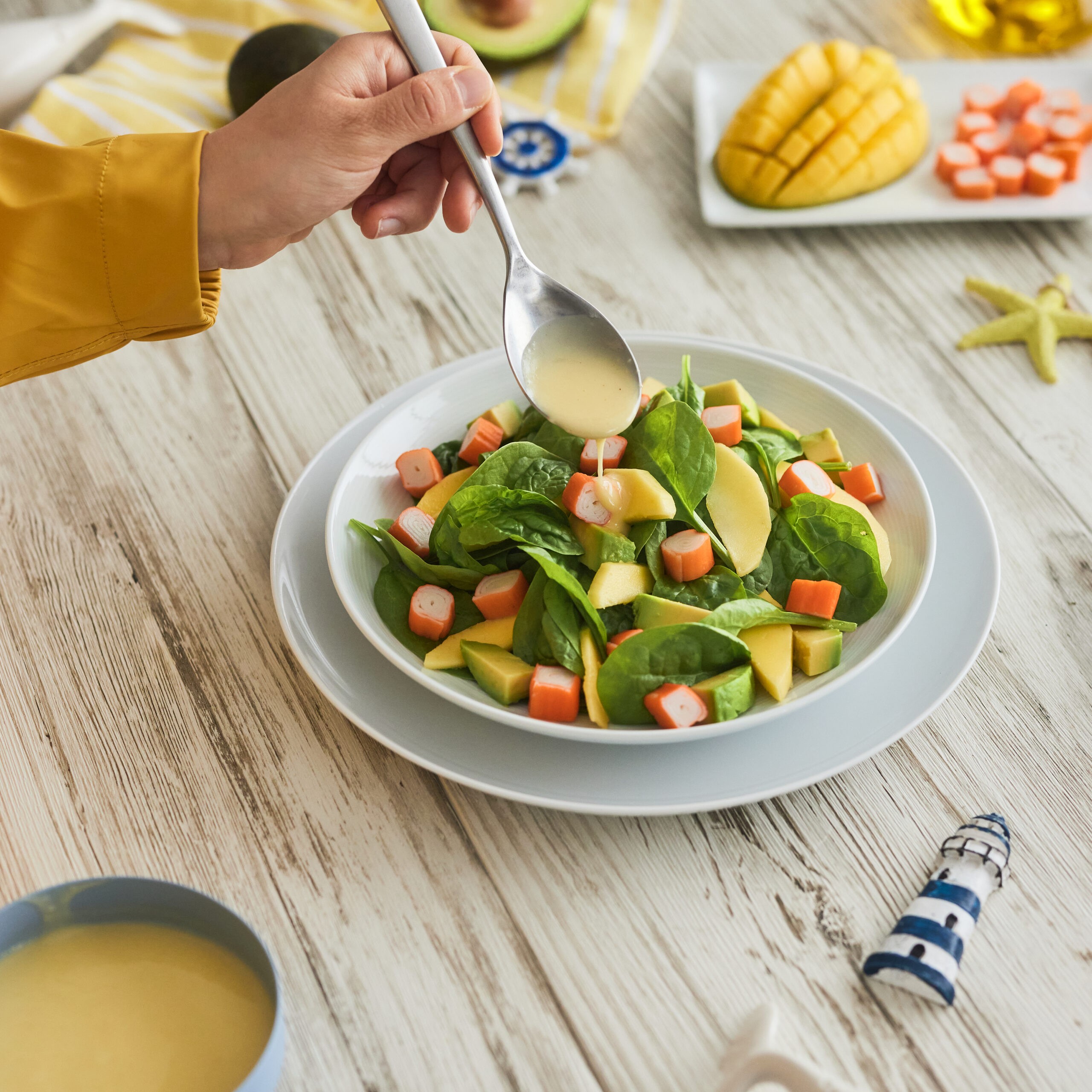 Ensalada de mango con palitos de mar