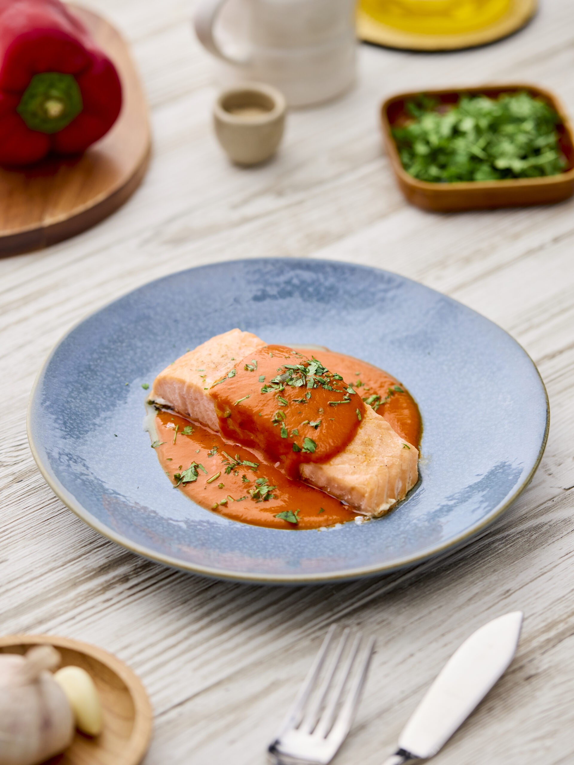 Salmón al horno en salsa de pimientos