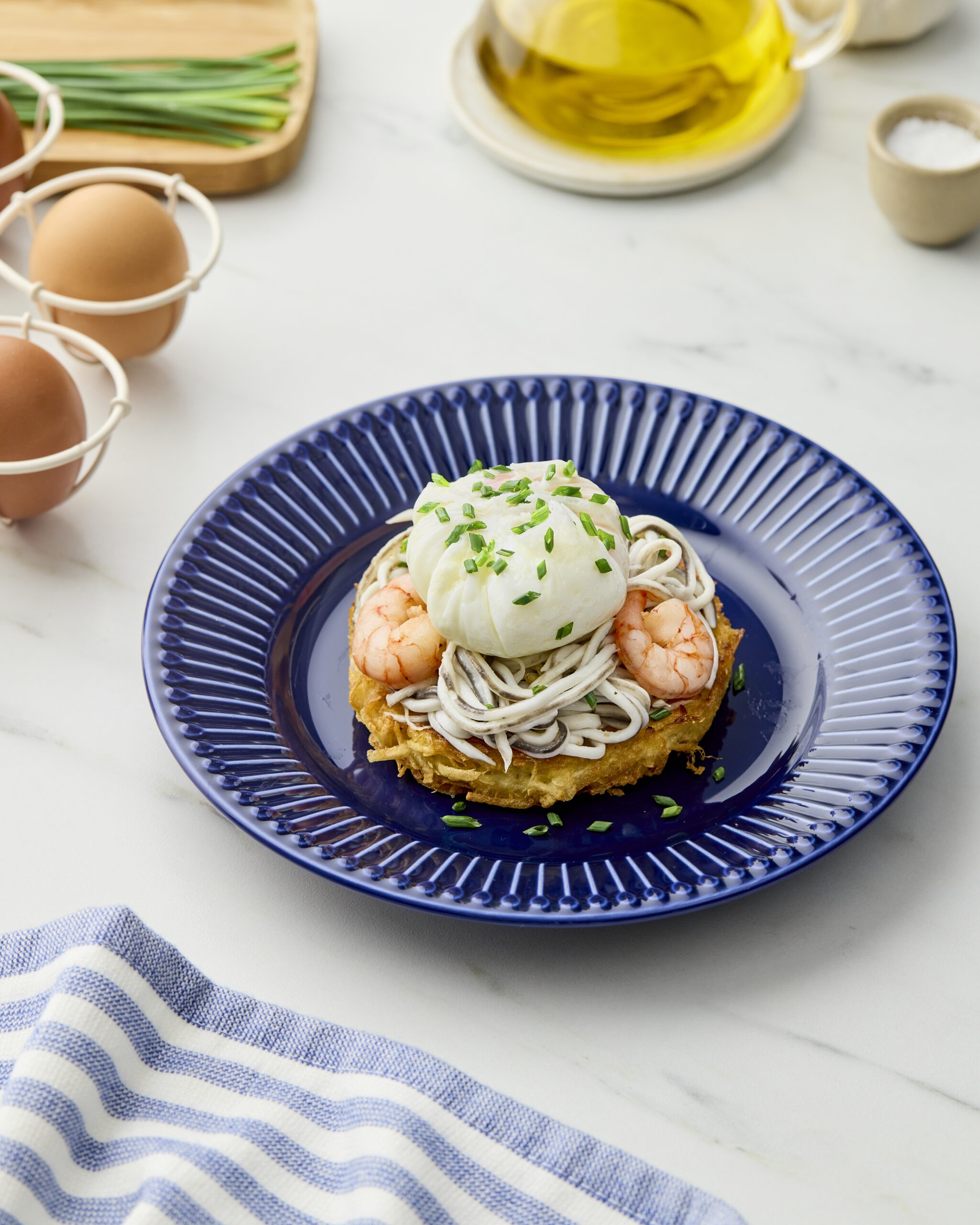 Salteado de gambas y anguriñas en tosta de patata