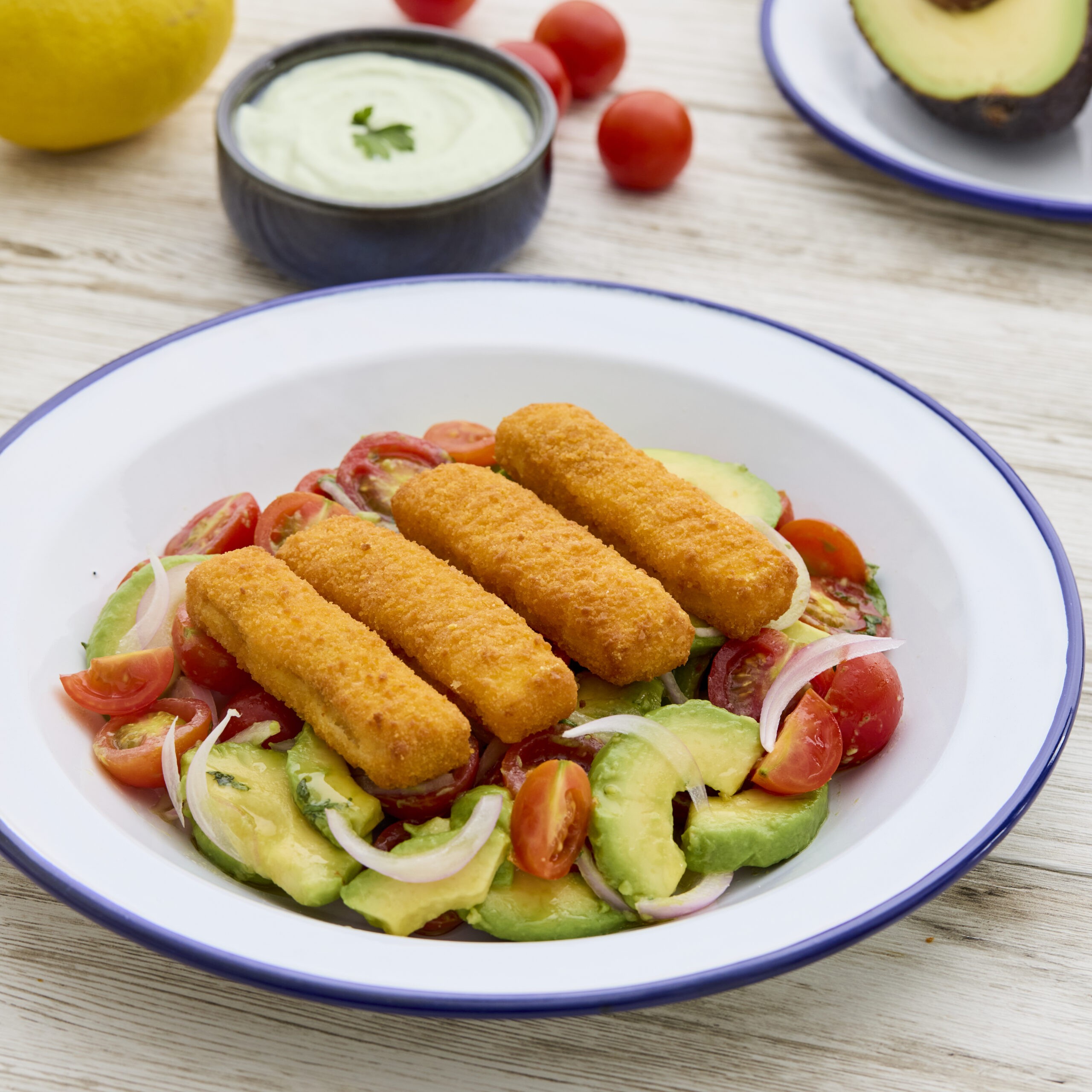 Varitas con ensalada de aguacate y tomate