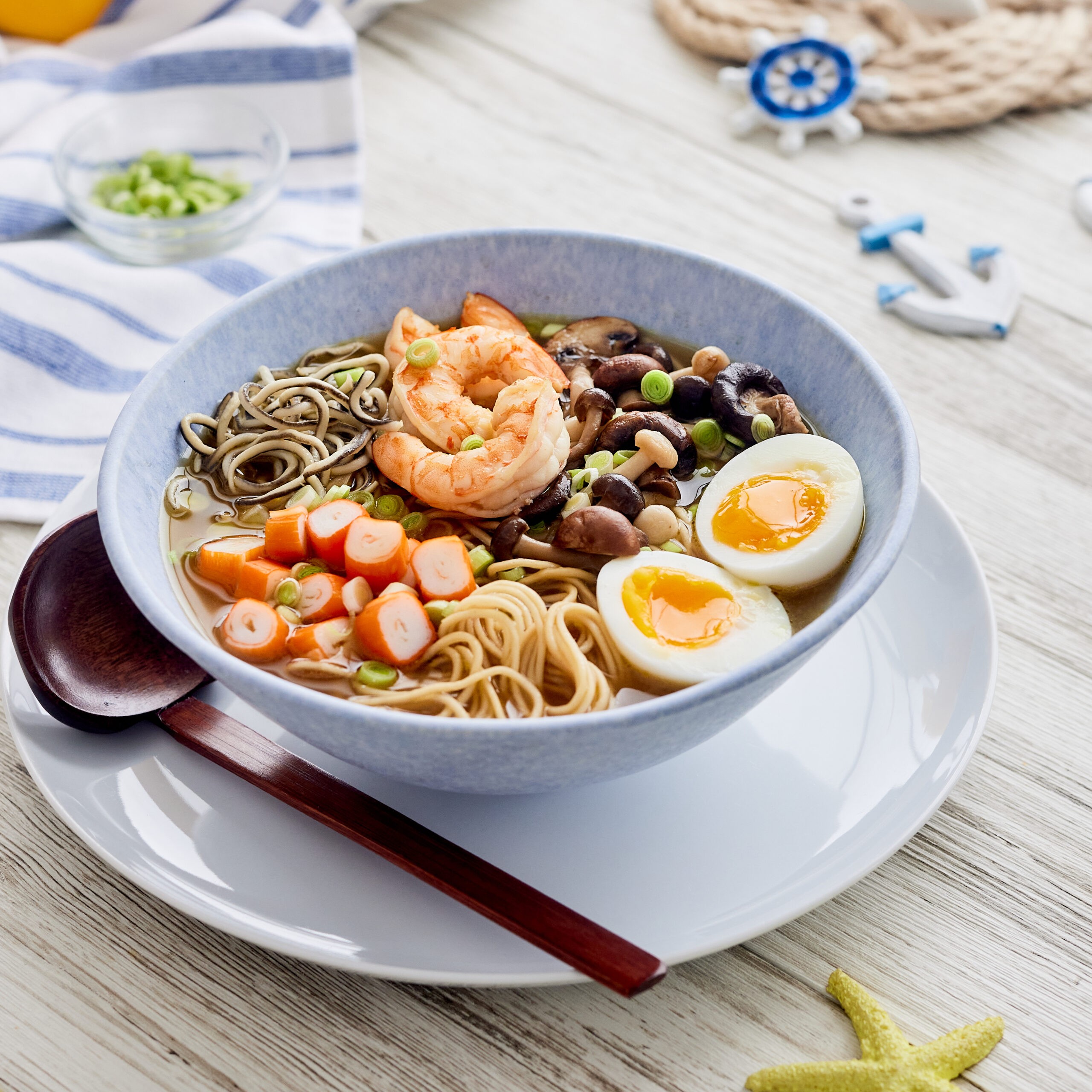 Ramen con anguriñas, palitos de mar y langostinos