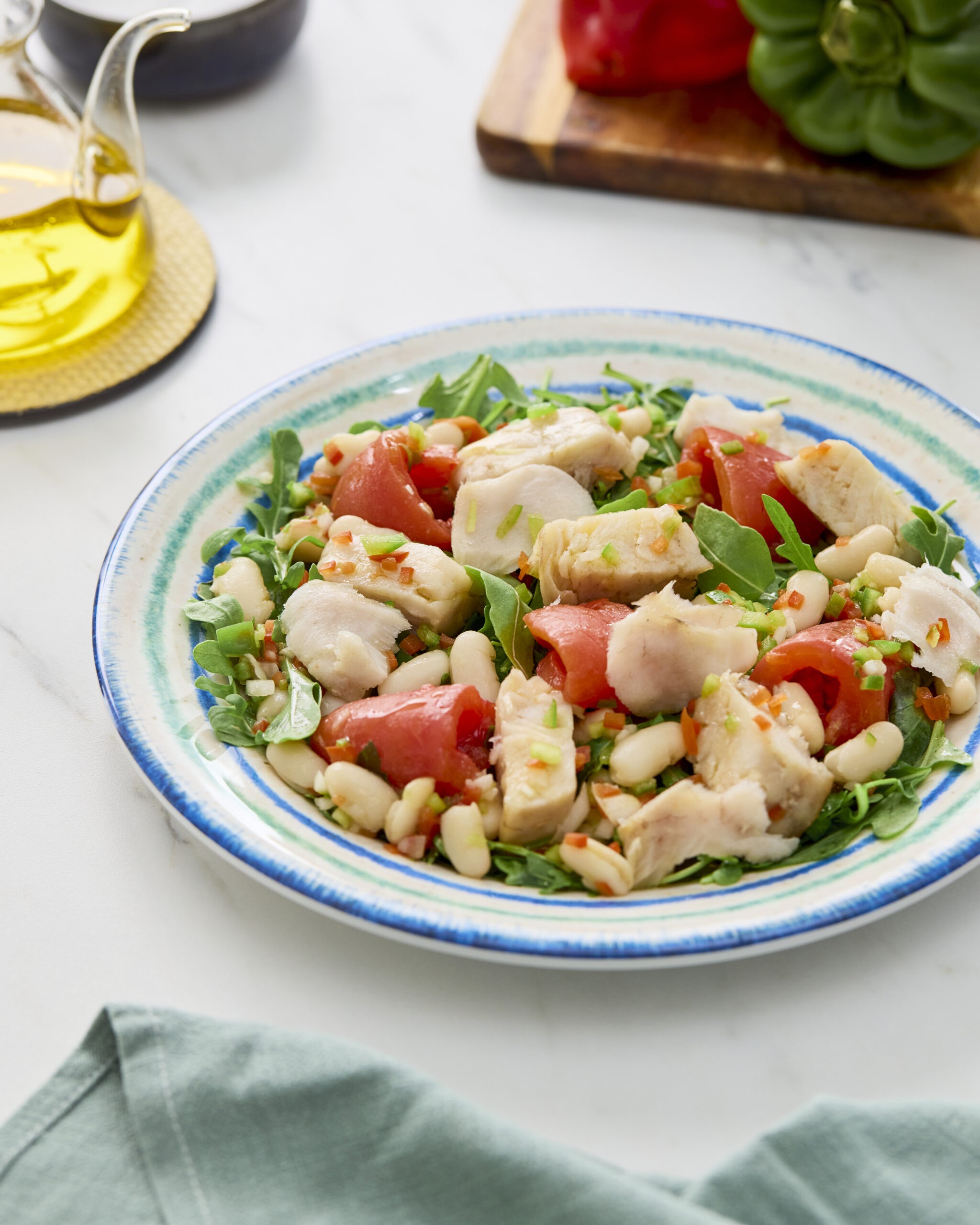 Ensalada de merluza con alubias y tomate confitado