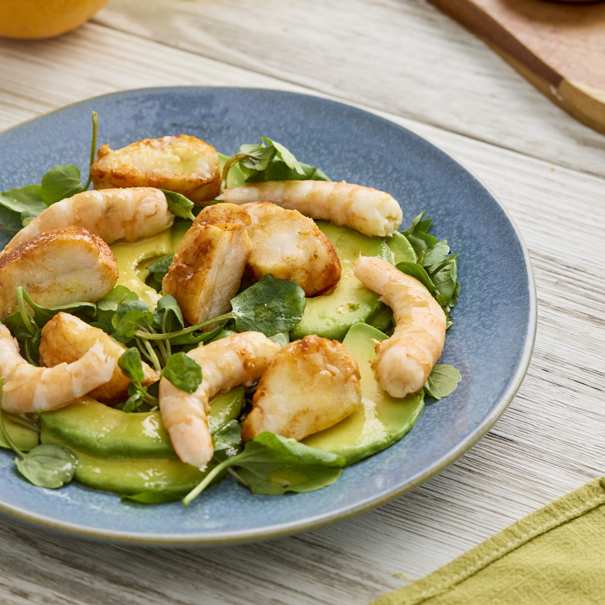 Ensalada templada de merluza con langostinos