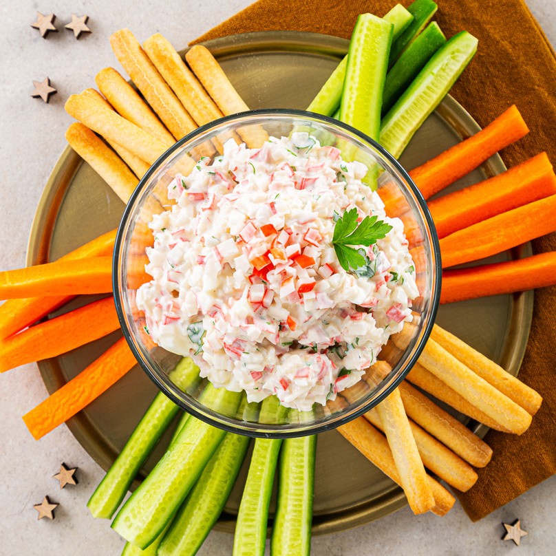 Ensaladilla de rollitos del mar con crudités y mini colines