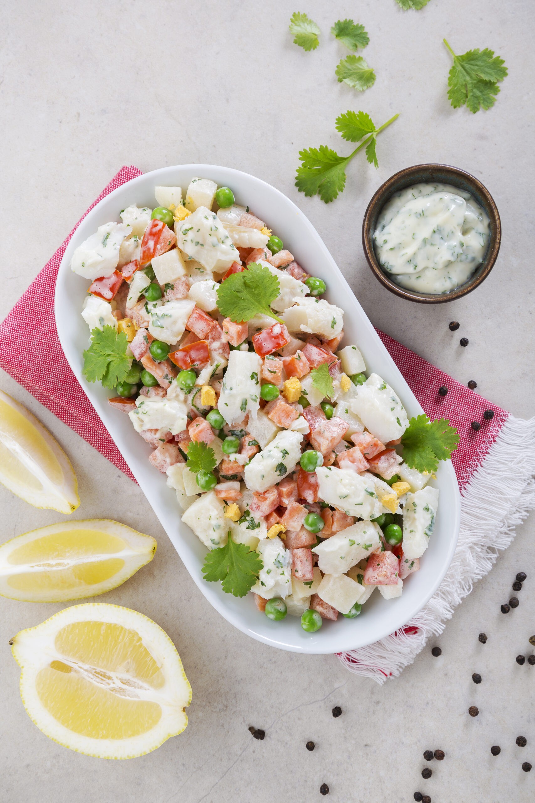 Ensaladilla rusa con migas de bacalao