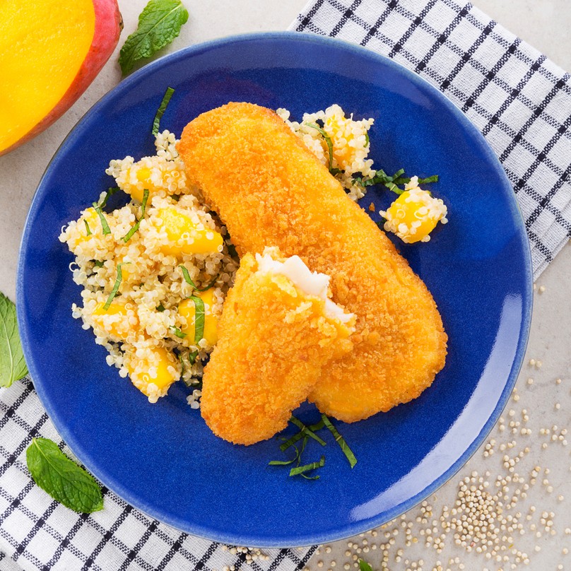 Filetes de merluza empanada con quinoa y mango