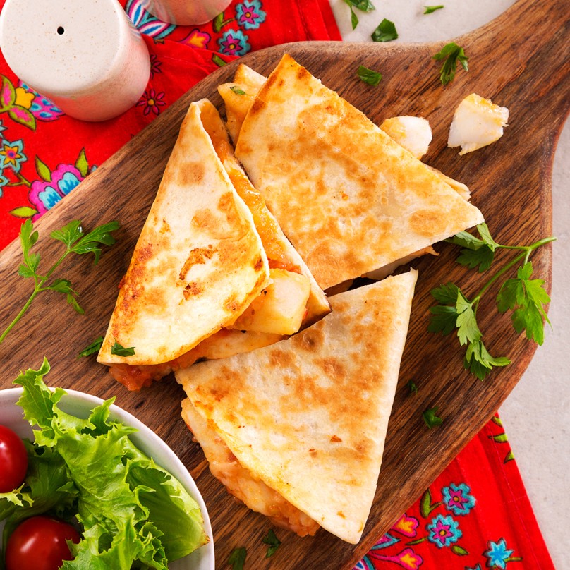 Quesadillas de bacalao y tomate con salsa