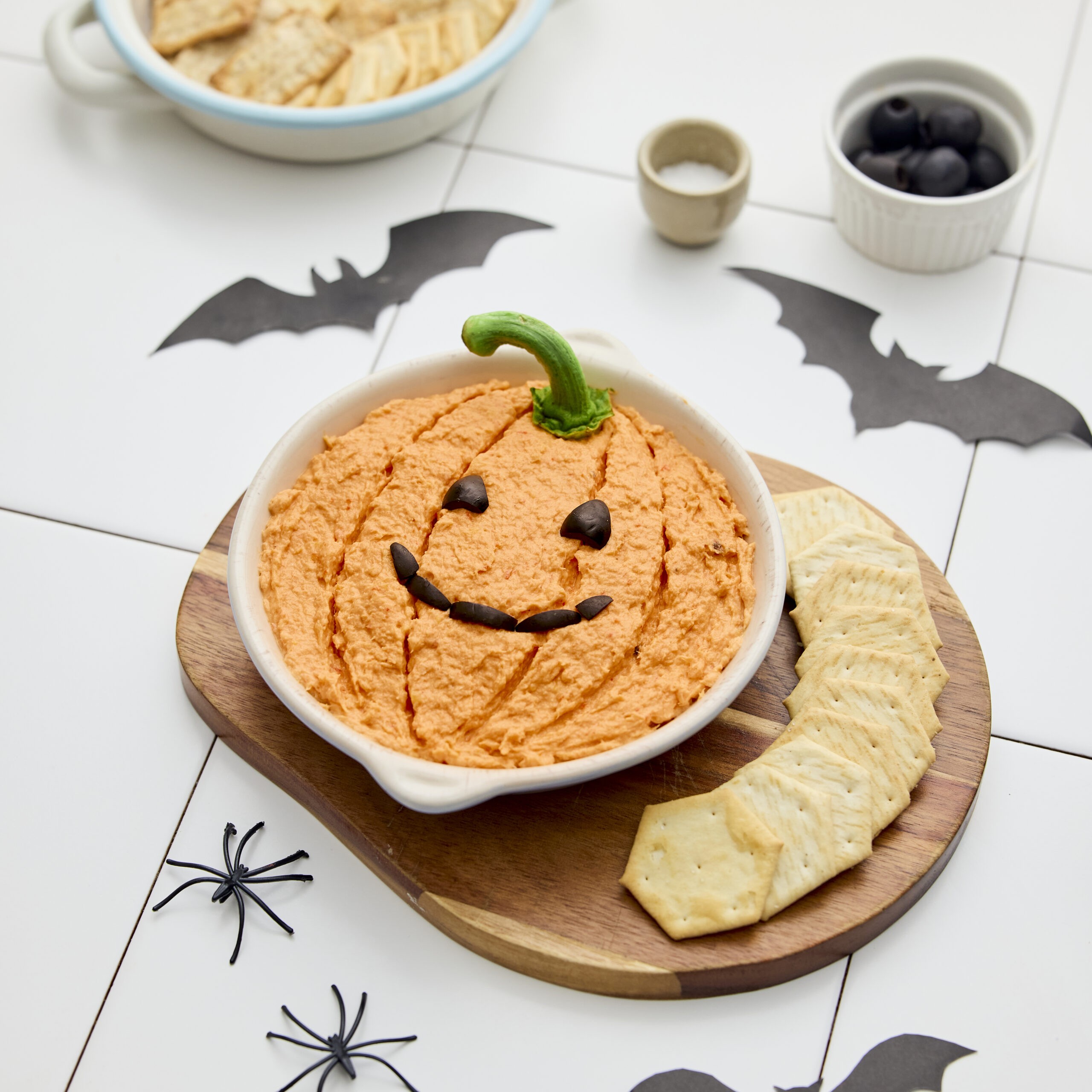 Paté de salmón y queso con forma de calabaza para Halloween