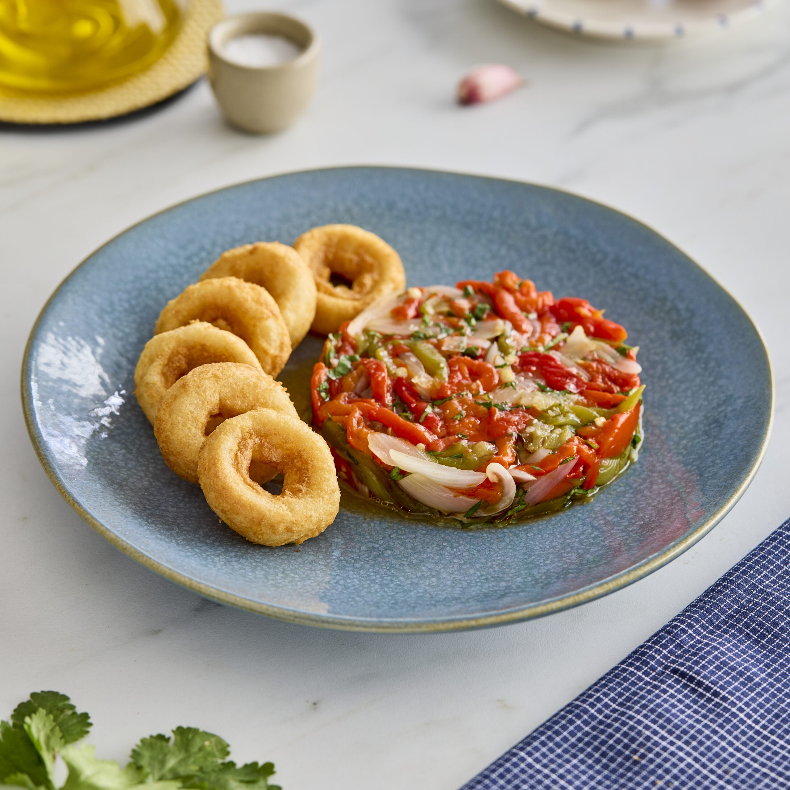 Chopis al huevo con ensalada de pimientos